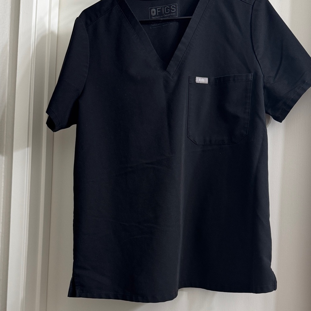 Figs Catarina Black Scrub Top